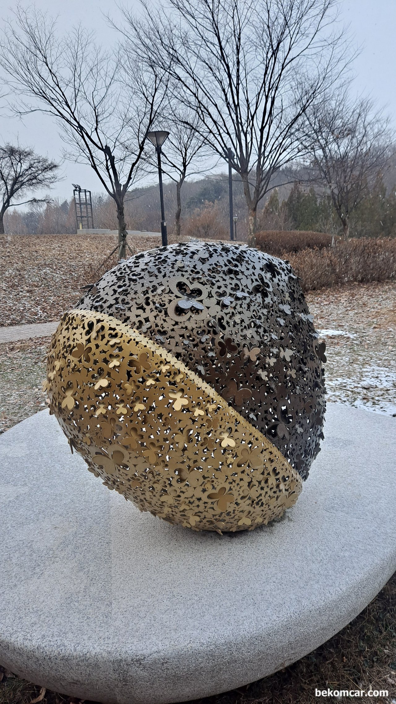 일산 아람누리 뒤 조각물 과 나뭇잎 그리고 몽우리, 일산 아람누리 뒤 조각물 이 눈을 맞이하고 있다|بيكومكار  (bekomcar)