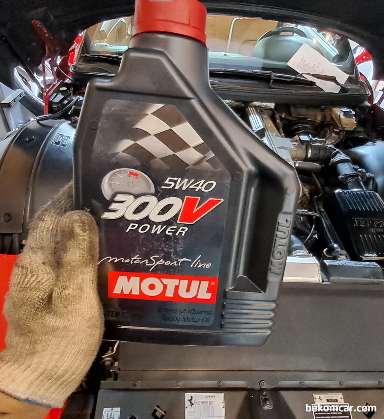 스포츠카 페라리 M456, 엔진오일 Motul 300V 교환, 페라리 M456 엔진오일교환등 여러가지 작업을 하고 있다. 엔진오일은 Motul 300V 5W-40 이다.|베콤카 중고차구매진단