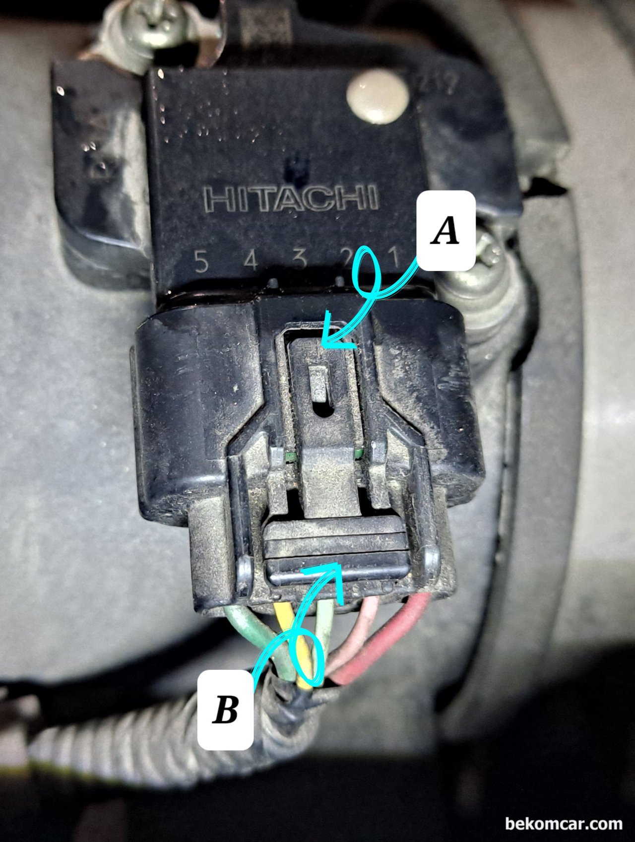 자동자 자가 정비시 커넉터 분리하는 방법, 코넥터의 B를 적절히 누르면 툭 하고 소리가 나면서 A 고정부분이 해제된다. 동시에 B를 누르면서 잡아당겨서 분리한다. 부러짐에 주의한다.|베콤카 중고차구매진단