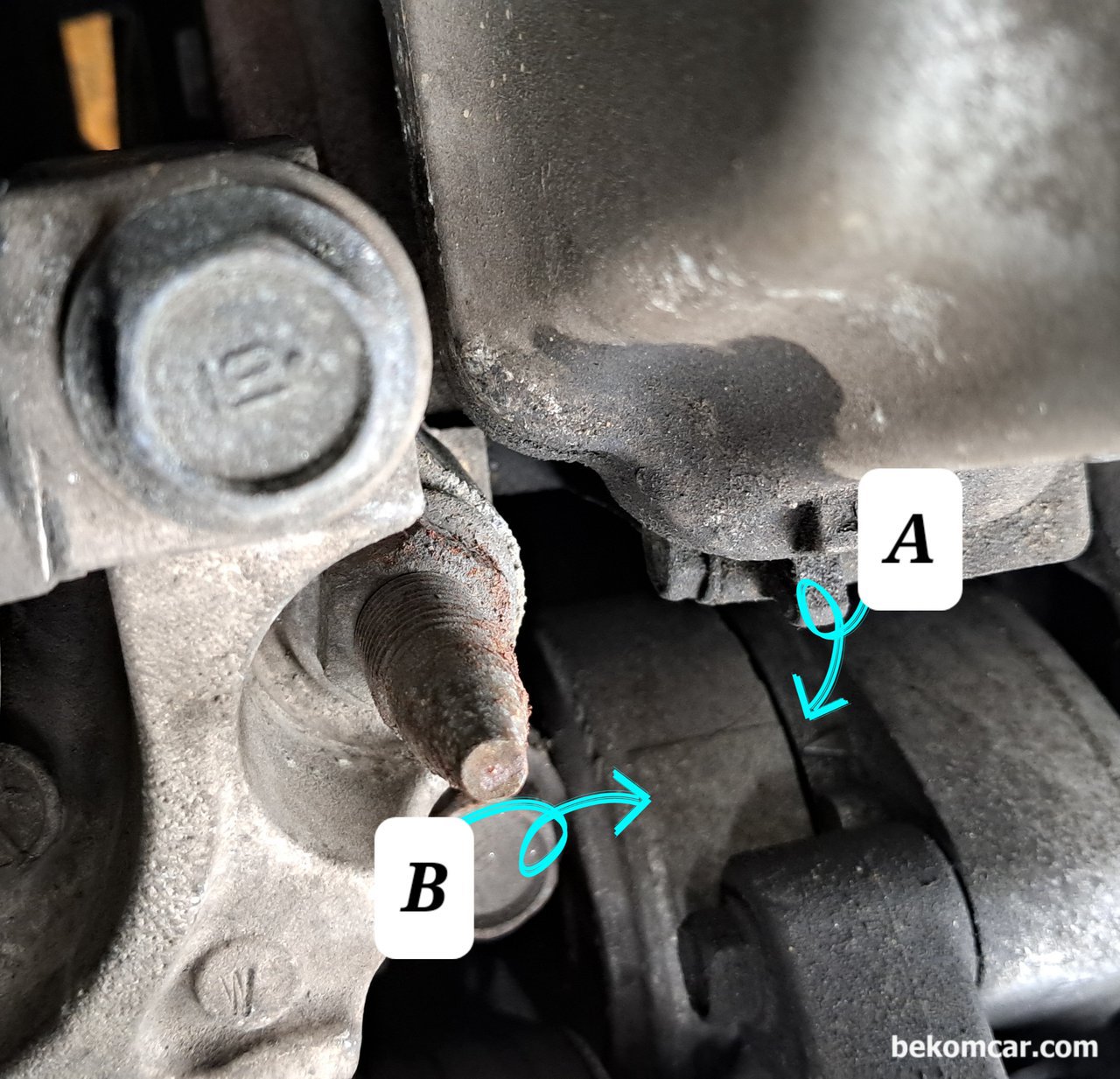혼다 CRV 어코드 등 K24 엔진 텐셔너교환시점 파악, 혼다 CRV 어코드 등 K24 엔진 텐셔너교환시점 파악하는 방법이다. B 부분 진동 유격있는지 A 화살표가 B 마크 안에 있는지 체크한다.|bekomcar.com