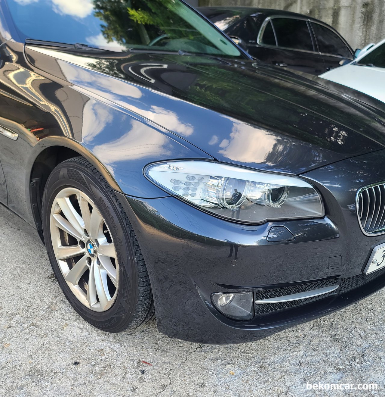 범퍼도색 전 후 비교, BMW F10 528i 범퍼수리 사례, BMW F10 528i 범퍼도장후의 사진이다. 아주 깔끔하게 잘 처리되었다. 도장은 색 조합, 청정룸 과 열처리 설비가 제대도 갖추어진곳에서 하는것이더 좋다.|贝科姆汽车 (bekomcar)