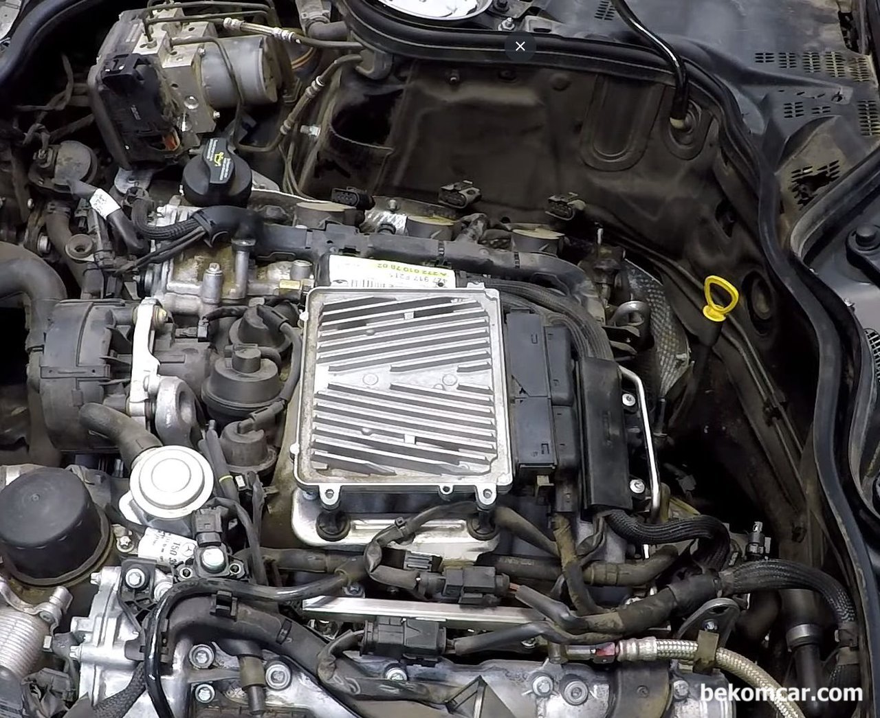 Mercedes Benz Intake Manifold Replace, 0521 Mercedes Benz Intake Manifold Replace For Tumble Flap Malfunction (P2004), Photo Courtesy of https://www.youtube.com/watch?v=V02jm4WCTFI|بيكومكار (bekomcar)