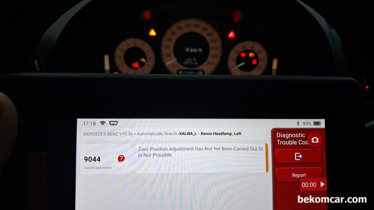핸들쏠림현상 & 조향각센서 고장코드, 벤츠 W211 E280사례, 9044 제논헤드램프 제로포인트 불량 고장코드이다. 얼마전 제논헤드램프를 교환하였다고 한다. 그떄 진단기로 Zero Point 작업등 필요한 업데이트 작업을 깜박 한것 같다. 바로 Zero Point 조정후 제대로 된것까지 확인하고 고장코드 지우고 마무리한다. 베콤카 진단차량은 약 13만키로 주행한 벤츠 W211 E280 이다.|bekomcar.com