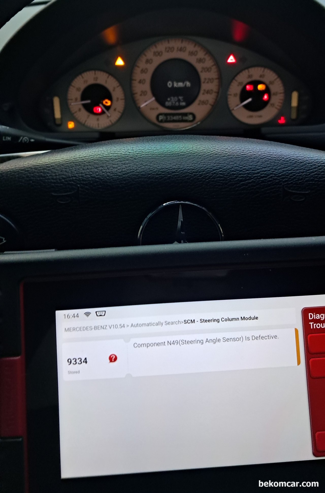 핸들쏠림현상 & 조향각센서 고장코드, 벤츠 W211 E280사례, 9334 조향각 고장코드이다. 실제 조향각 센서고장인지 진단기로 센서값을 분석하여 최종 조향각 센서고장이 아니라고 진단한다. 고장코드 삭제후 재발하지 않는다. 조향각 센서고장코드 9334의 원인은 다른곳에 있기 떄문이다.베콤카 진단차량은 약 13만키로 주행한 벤츠 W211 E280 이다.|bekomcar.com