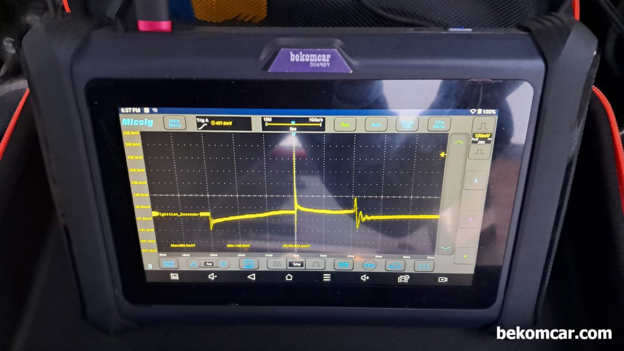 차량에 부조가 있어 카센터 점검하니, 공연비 희박인지 점화코일2차 파형분석 으로 알수 있다는데 어떻게 가능한지 궁금합니다., 점화2차 파형 그래프 뒤부분이 위로 향해서 올라갈수록 실린더내 저항이 높아진다는 의미로 바로 공연비희박이라는 분석이 가능하다. 탄화수소 즉 연료는 전도체 성격이 있어 저항이 상대적으로 적다. 그만큼 파형의 모양이 위로 올라가지 않게 된다|贝科姆汽车 (bekomcar)