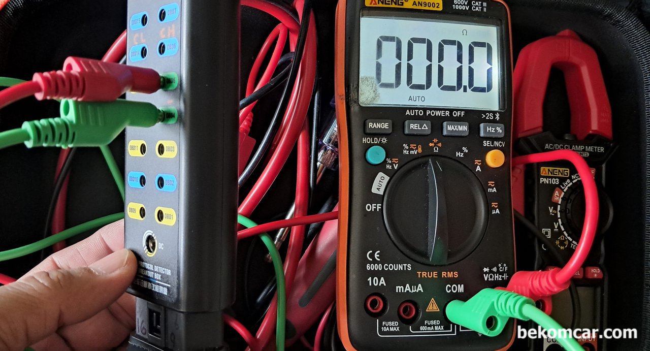 차량전기 CAN통신 LIN통신 등 DLC 진단분석에 필요한 측정장비, CAN High, CAN Low 통신망등을 진단시에 사용하는 각종 측정장비와 프로브들이다.  OBD2 브레이크아웃 박스의 4번화 5번은 채시 그라운드와 시그널 그라운드이다. 그라운드를 4번 5번이 공유하지 않아서 별도로 그라운드 측정이 가능한 브레이크아웃 박스이다.|ベコムカー (bekomcar)