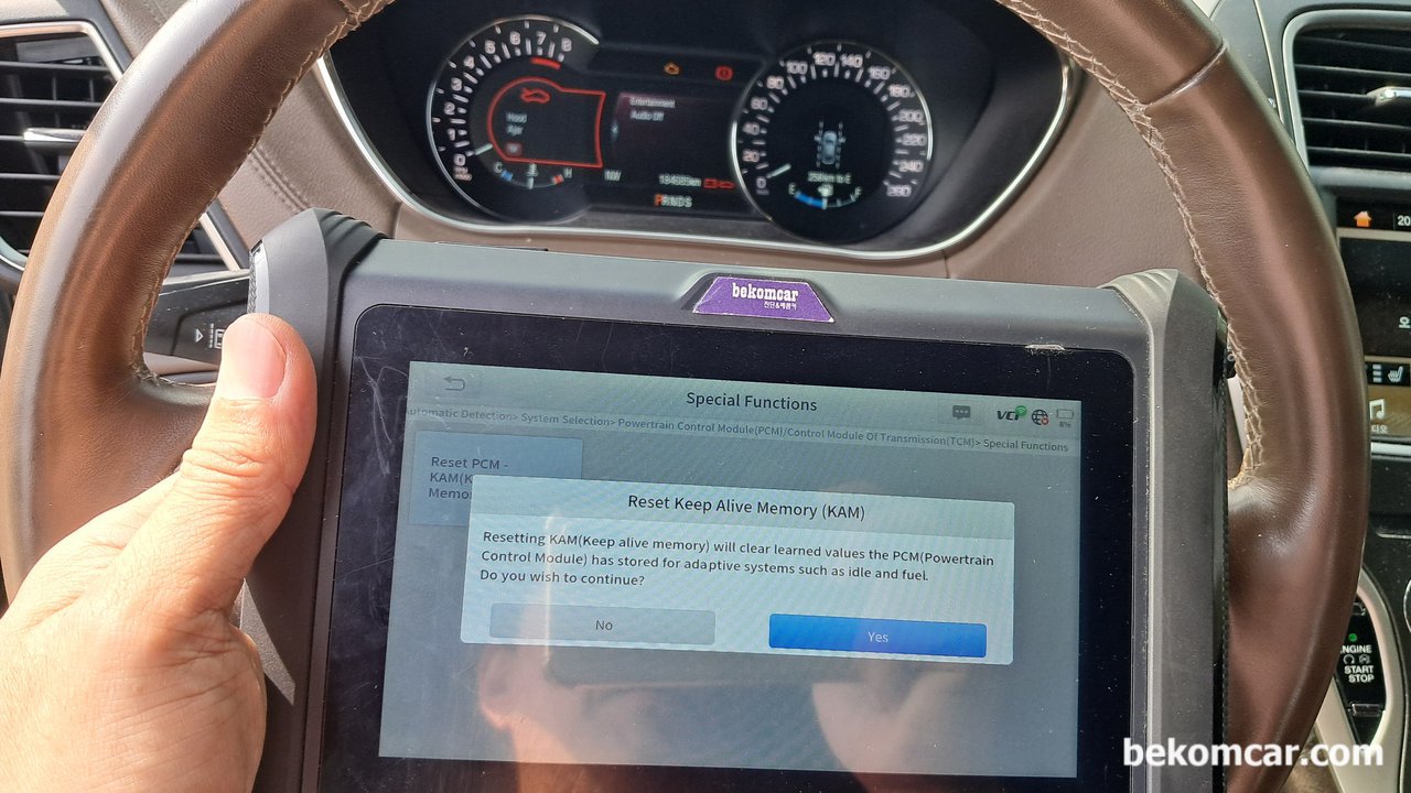 2018년 링컨 MKX 엔진룸 튠업작업, 쓰로틀바디 크리닝 & KAM 리셋, 2018년 링컨 MKX 차량의 쓰로틀바디 청소후에 진단기를 이용하여 리셋을 해준다. 쓰로틀바디 학습값은 KAM (Keep Alive Memory)에 저장되기때문에 꼭 진다기로 초기화 리셋작업을 해 주어야 한다.|ベコムカー (bekomcar)