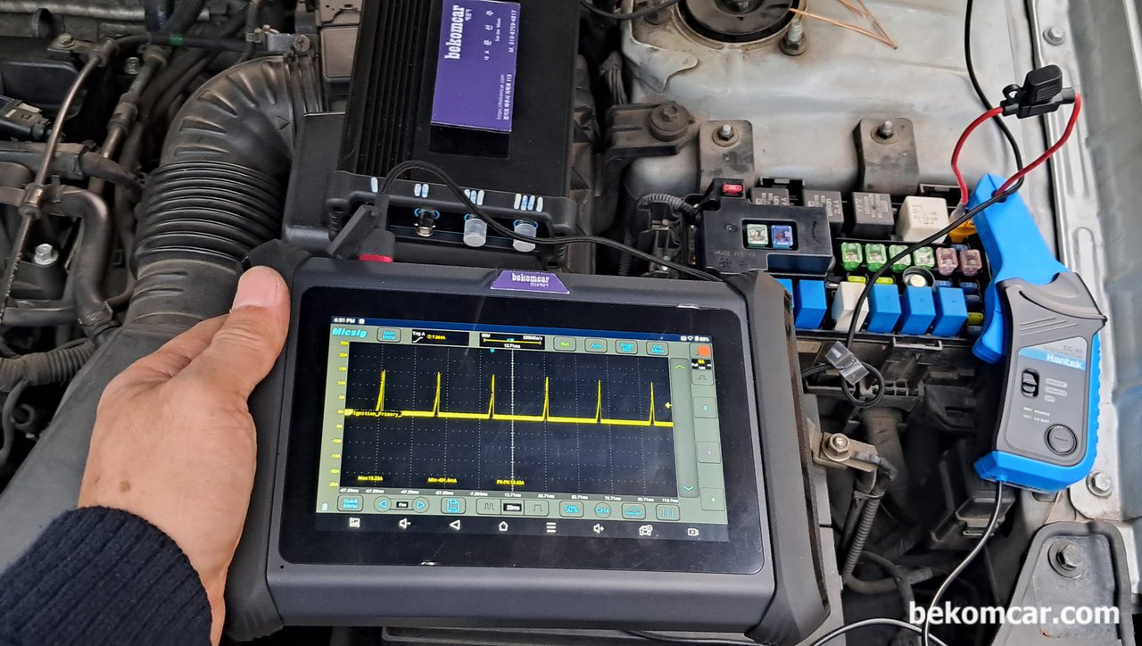 닛산 알티마 V6 L32 엔진의 점화코일 교체하기전에 고장인지 어떻게 측정이 가능하나요?, 베콤카 점검차량은 현대자동차 NF쏘나타 이다. 내연기관의 차량은 차종을 떠나서 점화코일 고장여부를 측정하는 방법은 동일하다. Ignition Coil 릴레이 혹 휴즈를 찾아서 Amp Clamp를 이용하여 전기신호 파형을 추출하여 분석하는 방법이다. 0.001초단위로 정밀측정이 가능하여 가장 과학적으로 점화코일 고장상태 진단이 가능하다. 점화1차 파형에는 4개 실린더 혹 6, 8, 10, 12개 실린더 점화코일을 동시에 파악할 수 있다. 자료사진의 점화1차 파형은 실린더 4개 점화코일 전부 다 정상이다.|贝科姆汽车 (bekomcar)