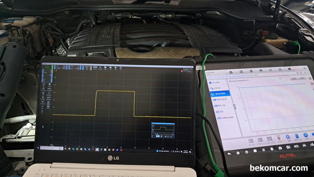 포르쉐 카이엔 라디에이터 팬모터 PWM제어파형, ECM제어상태 및 파워 그라운드 점검, PWM 파형은 포르쉐 카이엔의 라디에이터 팬모터 제어파형이다. 시간을 us 와 ms 단위로 PWM 제어상태를 체크한다. 가능한 파워와 그라운드 전압도 같이 측정하여 간헐적인 이상이 있는지도 체크해야 한다. 특히 간헐적인 고장이 있는 차량의 경우는 꼭 스코프 파형 분석이 필요하다.|ベコムカー (bekomcar)