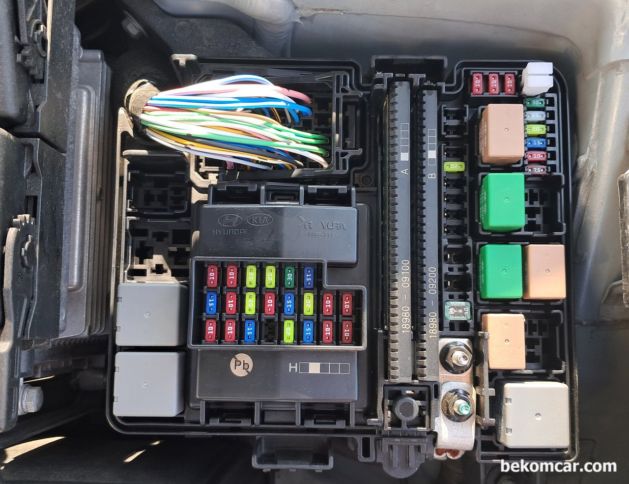 현대자동차 LF쏘나타, 차량정밀진단 & 정비성 절대강자, 현대자동차 LF쏘나타 엔진룸 휴즈박스내의 휴즈와 릴레이 배열이다. 시동릴레이, 연료펌프, 인젝터등 휴즈. 릴레이 배치도 좋고 설명까지 해 두었다. 차량정비성은 현대자동차가 최고인듯 하다.|ベコムカー (bekomcar)