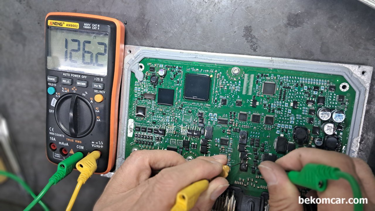 포드 익스플로러 점화코일 역류전압, ECU IGBT MOSFET 진단점검, 포드 익스플로러 ECU PCB의 손상된 IGBT 저항 측정값이다. 정상인 IGBT 과 상당한 다른 저항측정값이다. 단순한 부조를 넘어서 심한 차량 떨림증상이 있는 상태이다. 자세한 측정방식은 https://www.nextpcb.com/blog/test-mosfet를 참조한다.|ベコムカー (bekomcar)