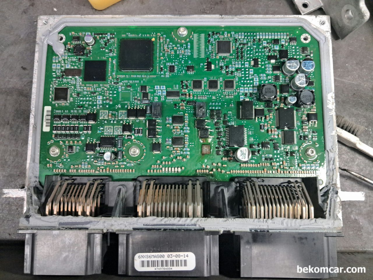 2014년 포드 에지차량으로 U0100:00-8B - Missing Communication With ECM(Engine Control Module)/PCM 고장코드가 스캔됩니다. 뭘 점검해야 할까요?, 포드 익스플로러 ECU 이다. 이 경우는 점화코일의 역류전압으로 인하여 ECU가 손상된경우이다. 점화코일이나 점화플러그는 항상 OEM 순정을 구매한다. ECU에 캔통신 칩, 린버스팁 등 각종 역할을 하는 반도체 칩 들이 있다.|بيكومكار  (bekomcar)