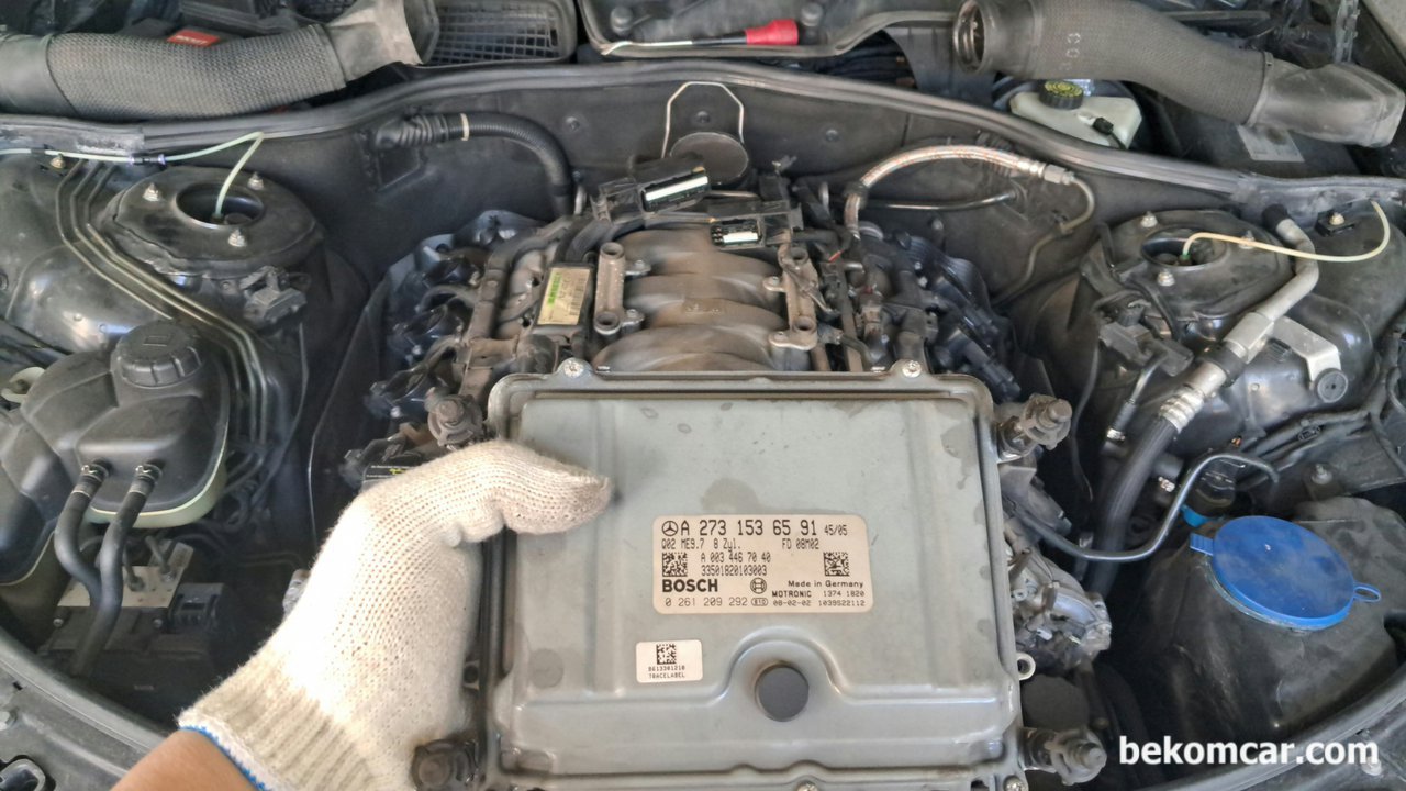 2008년 메르세데스 벤츠 S550 V8 ECU & 연료공급 간헐적 이상증상 진단기록, 2008년 메르세데스 벤츠 S550 V8 ECU & 연료공급 간헐적 이상증상 진단기록이다. ㄴS550 엔진룸 상단에 있는 ECU 이다. ECU정보는 A 273 153 65 91 이며 보쉬 BOSCH사가 제작하여 메르세덴스 벤츠에 공급한것이다.|بيكومكار (bekomcar)