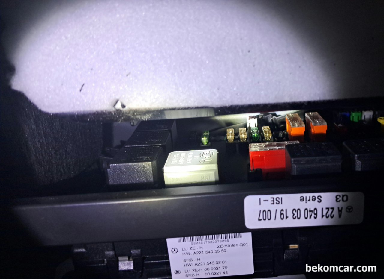 2008년 메르세데스 벤츠 S550 V8 ECU & 연료공급 간헐적 이상증상 진단기록, 2008년 메르세데스 벤츠 S550 V8 트렁크 중앙에 있는 휴즈박스이다. 차량의 주요ECU 제어 및 보호에 필요한 각 종 릴레이와 휴즈가 위치해 있다. 물론 이러한 휴즈박스는 여러곳에 있다. 시동지연과 관련된 릴레이 휴즈중 일부는 트렁크 중앙에 있다. 2열시트 암 레스트에서 접근하는것이 더 좋다.|بيكومكار (bekomcar)