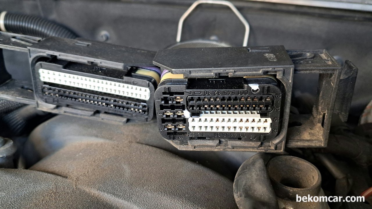 2008년 메르세데스 벤츠 S550 V8 ECU & 연료공급 간헐적 이상증상 진단기록, 2008년 메르세데스 벤츠 S550 V8 ECU컴퓨터 부품번호 A 273 153 65 91의 핀 배열이다. ECU에서 케이브를 분리한 상태이다. 2개의 섹션으로 분리되어있다. ECU 점검시 ECU터미널 핀 정보는 꼭 회로도를 참고해야 한다.|بيكومكار (bekomcar)