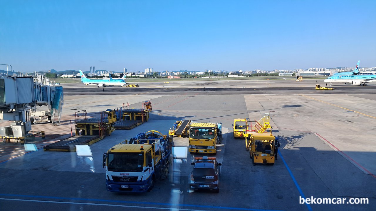 오늘도 일찍 지방으로 BMW G12 출장진단정비 간다, 김포공항 탑승 대기실에서 창문밖 모습이다.|ベコムカー (bekomcar)