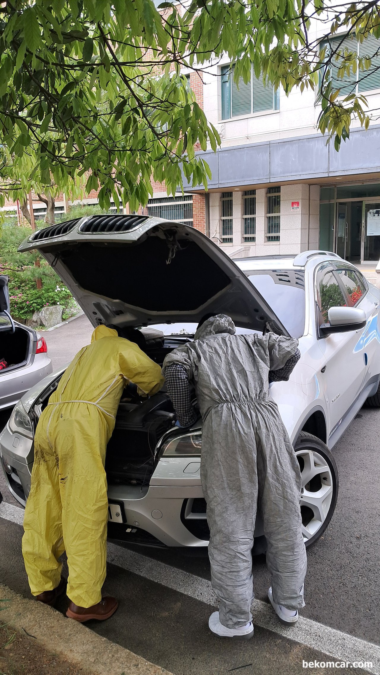 매연저감 연비향상 모듈 DCM7000설치 (BMW X6), DCMETECH 디시엠이테크 엔지니어가 BMW X6 휘발유 차량에 매연저감 & 연비향상 모듈 DCM7000 을 설치하고 있다. DCM7000 설치 장소는 여수전남대 산학협력단 디시엠이테크 본사에서 이루어 졌다.|بيكومكار (bekomcar)