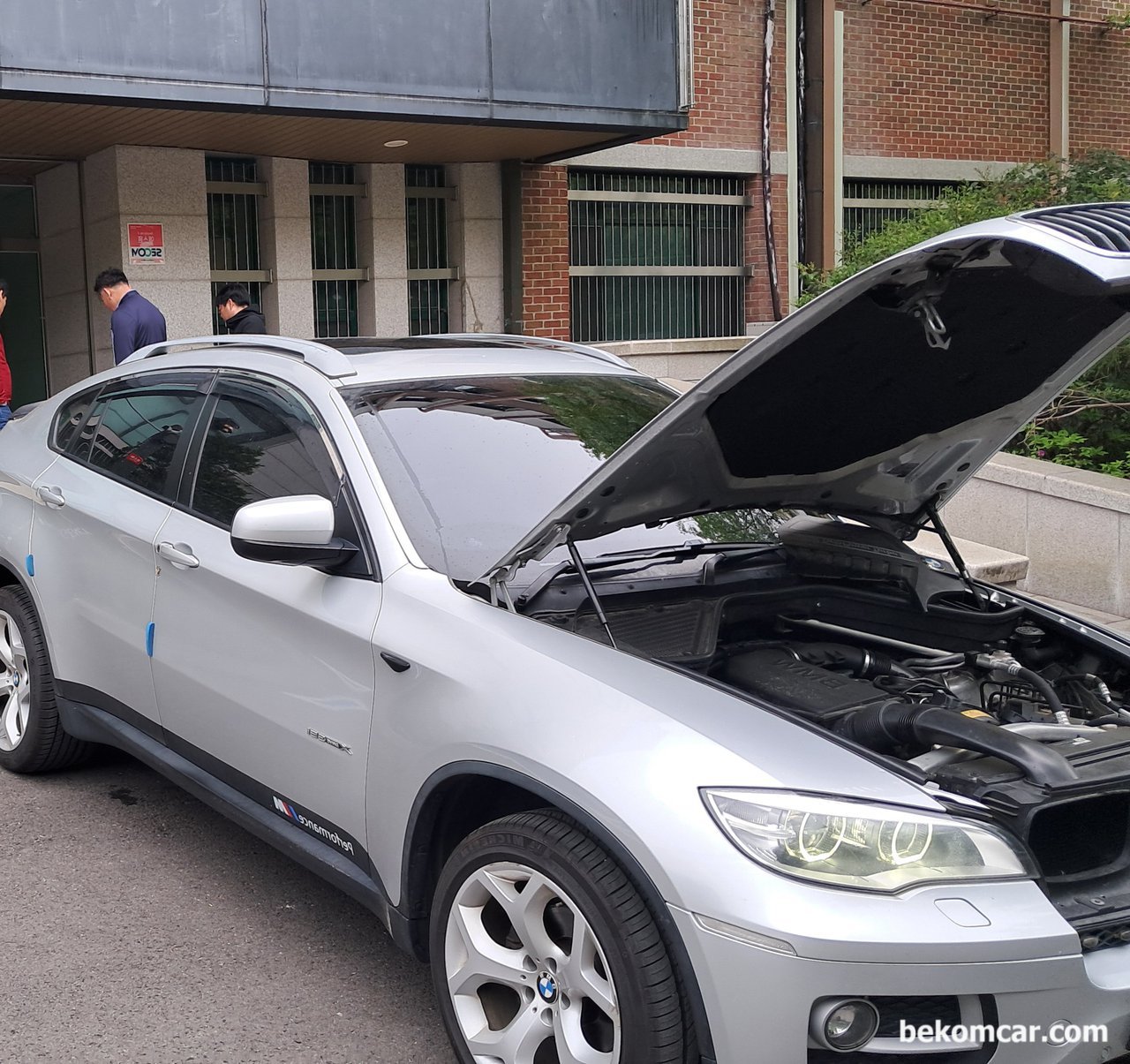 BMW X6 데이터 통신장애 단락 단선 점검포인트, BMW X6 차량이다. 연료저감 및 연비향상 모듈 DCM7000 설치준비를 하고 있다.|بيكومكار (bekomcar)