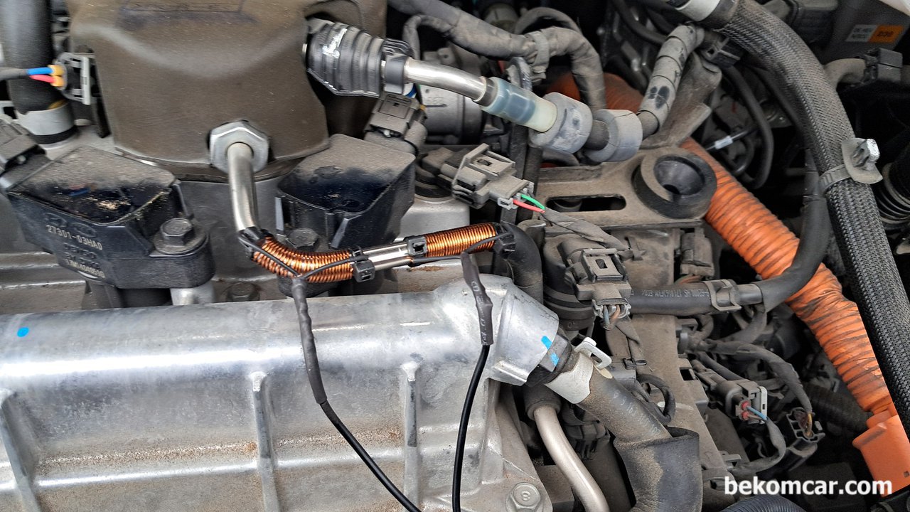 기아 K3 디젤 1.6L 연비향상 및 매연저감 장치 DCM5000 설치, 연비 3km/1L 향상, 기아 K3 디젤 1.6L 연비향상 및 매연저감 장치 DCM5000 제품이 자세히 보인다. 연료 레일로 들어가는 인젝터 파이프에 설치되어 있다.|بيكومكار (bekomcar)