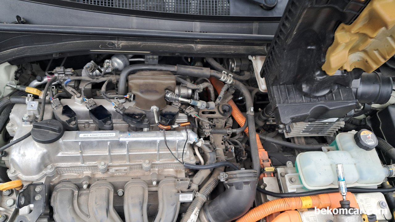 기아 K3 디젤 1.6L 연비향상 및 매연저감 장치 DCM5000 설치, 연비 3km/1L 향상, 현대기아 K3 디젤 1.6L 연비향상 및 매연저감 장치 DCM5000 설치된 엔진룸을 좀 더 자세히 살펴본다. 연료레일로 들어가는 인젝터 연료라인에 설치된 모습니다.|بيكومكار (bekomcar)
