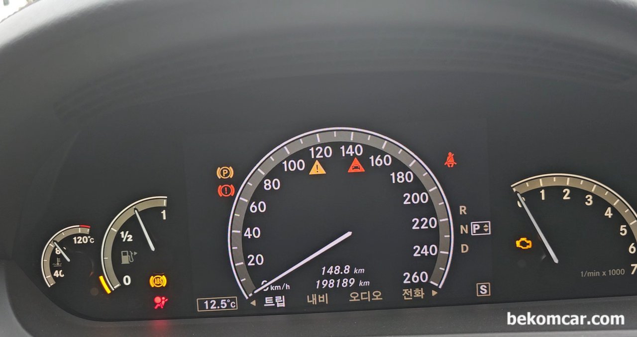 벤츠 S550 차량입니다. 출근 할려고하는데 갑자기 시동이 걸리지 않아요. 왜 시동이 걸리지 않을까요?, 벤츠 S클래스 S550 2008 년 차량의 시동이 걸리지 않을때의 계기판 전체사진이다. 시동시 계기판 데이터만 봐도 상당부분 시동불량 원인파악이 될 수 있다.|bekomcar.com