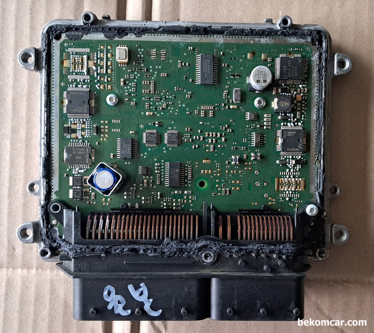 벤츠 S 클래스 2007년 M273 S550 ME9.7 ECU 간헐적 시동불량 기록, 벤츠 S 클래스 2007년 M273 S550 ME9.7 ECU 간헐적 시동불량 증상, ECM 분해하여 기록으로 남긴다. ECM 엔진컴퓨터 커버 탈거후 전체적인 모습이다. VIN 차대번호 이모빌키번호 등을 저장하는 EEPROM 도 확인된다.|بيكومكار  (bekomcar)