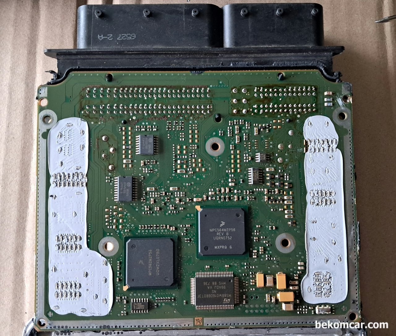 벤츠 S 클래스 2007년 M273 S550 ME9.7 ECU 간헐적 시동불량 기록, 벤츠 S 클래스 2007년 M273 S550 ME9.7 ECU 간헐적 시동불량 증상, ECM 분해하여 기록으로 남긴다. 커버를 탈거하고 2중으로 된 PCB 모습이다. CAN BUS 통신 칩 등이 눈에 들어온다.|بيكومكار  (bekomcar)