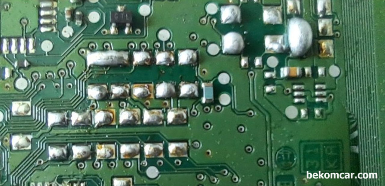 ECU SMD 칩 디솔더링 과 위그 작업등 기록, 칩 제거후에 Wig 청소하지 않고 위에다 바로 납 땜 준비작업 한 상태이다. 상당히 크게 확대한것인데, 좁은 공간이다. 항상 기존 칩 제거후에는 꼭 청소후에 새로운 납 땜을 해야한다.|بيكومكار (bekomcar)