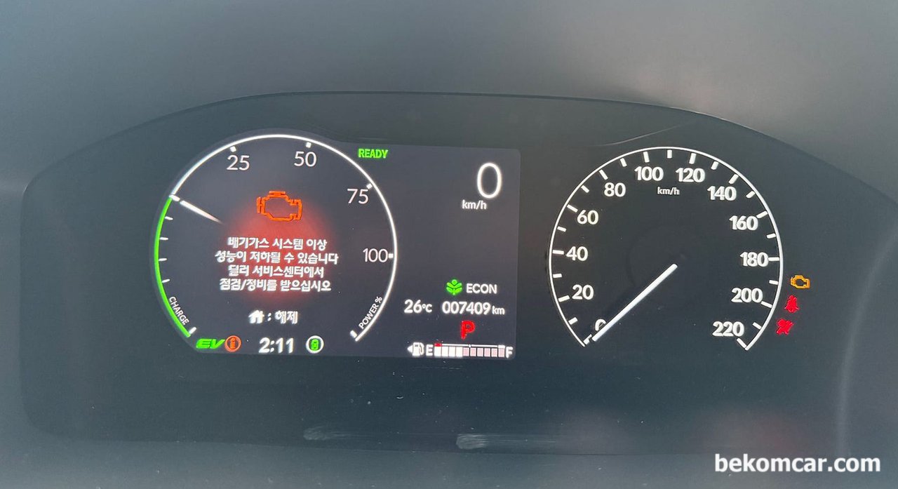 CRV 하이브리드 겨우 7천키로 주행했는데 정차중 엔진돌때 갑자기 울컥거리고 엔진경고등이 깜박이면서 '배기가스 시스템이상' 경고등이 떴습니다., 혼다 CRV 하이브리드 6세대 약 7,000km 주행한 차량, 갑자기 울컹하면서 엔진경로등 깜박이는 상태의 계기판|bekomcar.com