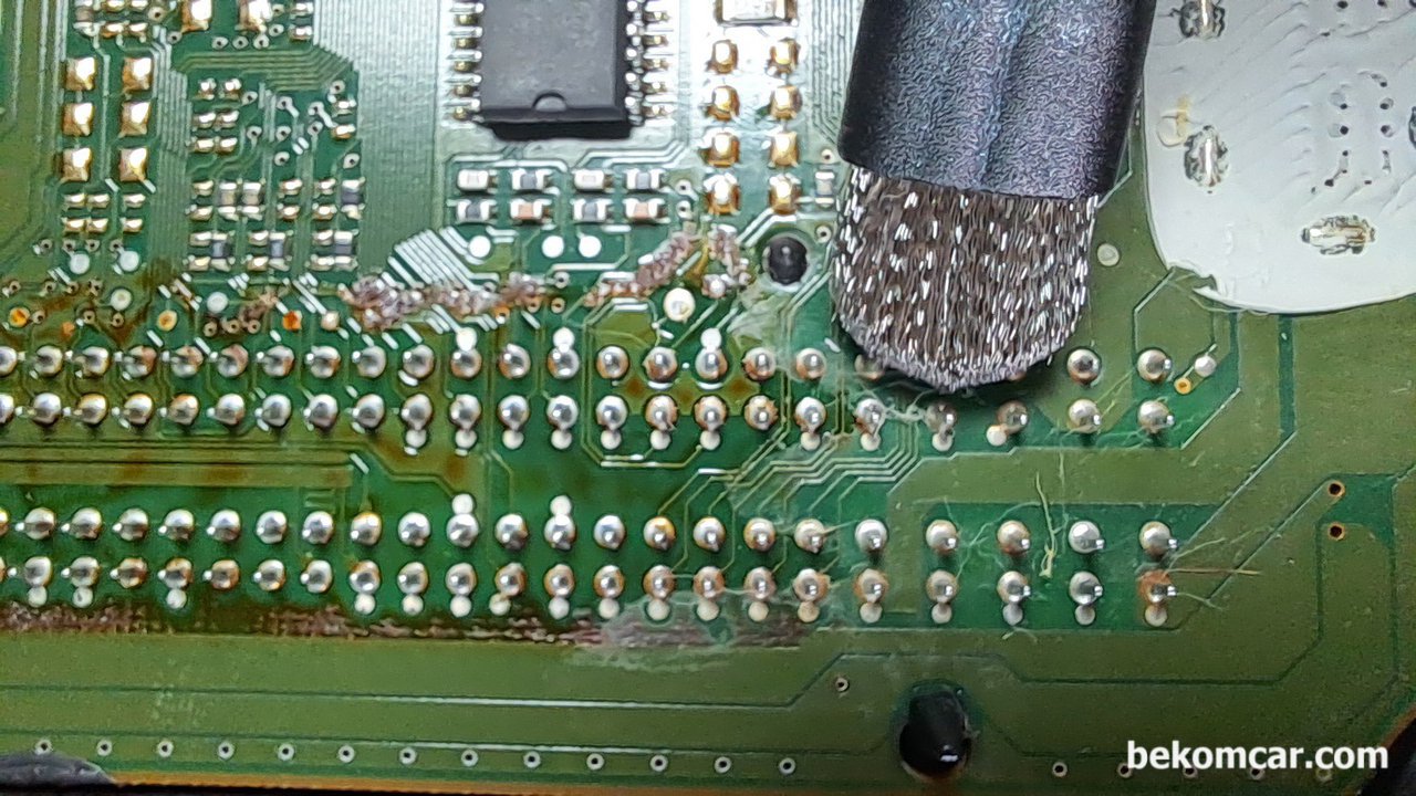 ECU 수리할때 PCB에 유분기등 냉간시 열간시 작동불량 점검, ME9.7 ECU PCB 청소를 한다. PCB 와이어 트레이스에 엔진오일로 추정되는 이물질이 많이 있다. 열간시 단락의 원인이 되는것으로 짐작해본다.  PCB 유분기를 깨끗히 청소해준다. 사용하는 브러시는 MECHANIC 의 PCB크리닝 전용브러시 이다.|bekomcar.com
