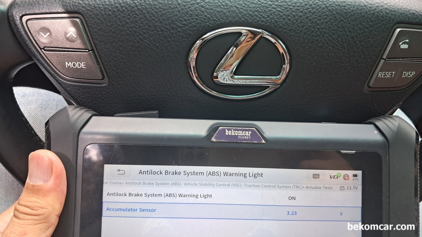 2010년 렉서스 LS460 V8 1UR-FSE 엔진, ABS 고장진단사례 (C1345 & C1368), 2010년 렉서스 LS460 V8 1UR-FSE 엔진, ABS 고장진단사례 (C1345 & C1368), 최종진단 결론은 ABS모듈 고장이다. 토요타 렉서스 오래된 차량에서 흔하게 발생하는 고장이기도 하다. 하지만 ABS고장코드에 따라서 원인은 너무 달라지기 때문에 꼭 진단후 정비 결정을 하는것이 더 좋다.|ベコムカー (bekomcar)