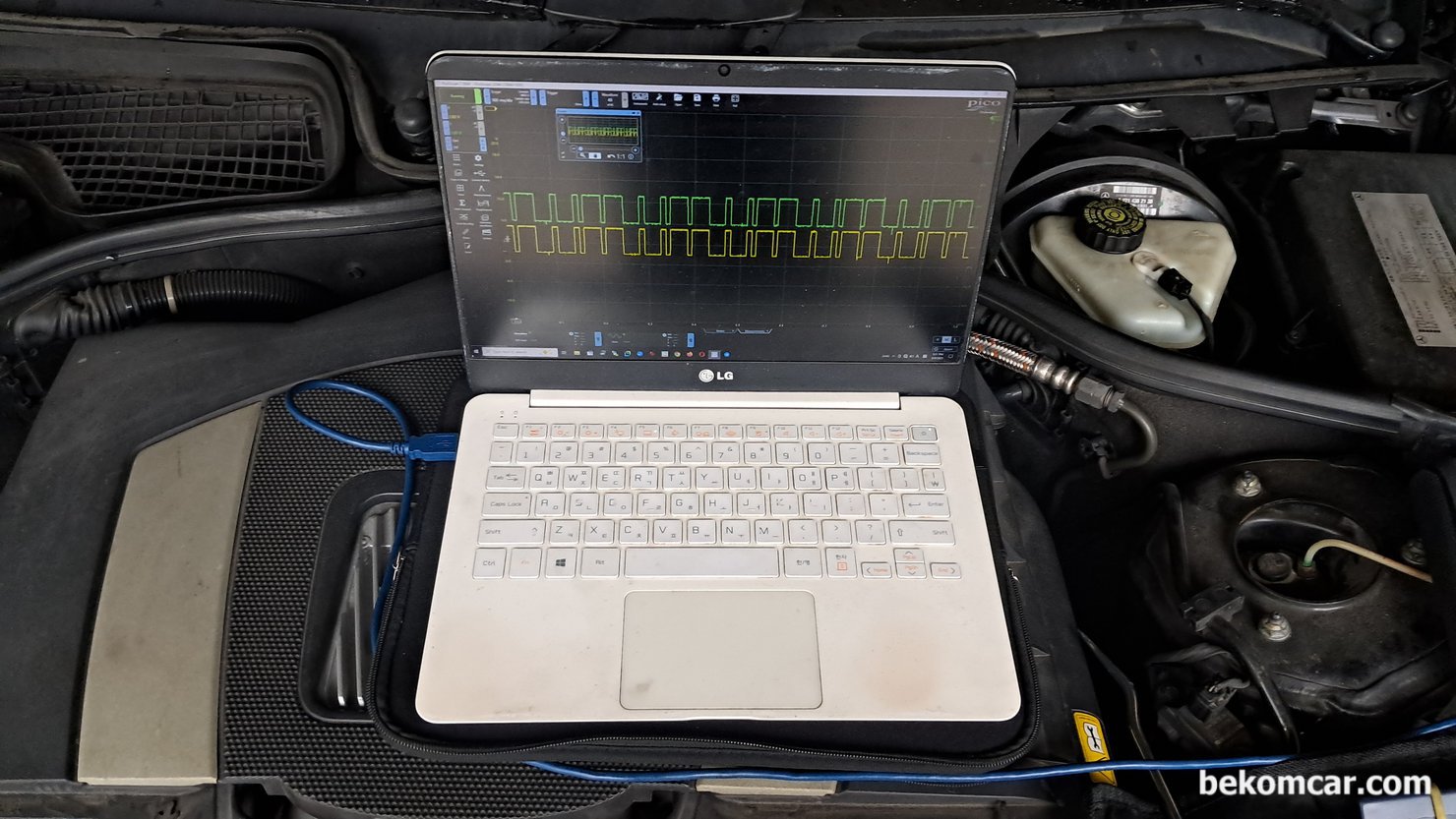 2012년 아우디 A7 3.0t 고장코드가 'P052A00' Cold Start 'A' Camshaft Position Timing Over-Advanced' 라고 뜹니다. 정비비 비쌀까요?, 타이밍 체인이 늘어났는지 그리고 캠새프트 센서가 정상인지 확인하는 과정이다. 체인 늘어남 도 었고 캠새프트 역시 정상범위로 측정된다. 캠새프트 파형 측정차량은 벤츠 S550 이다. 베콤카 출장진단 서비스는 비 분해방식의 정밀진단 만 진행하고 정비등은 고객사의 단골 카센터에서 하게된다. 물론 특별한 경우에는 베콤카 파트너 정비소에서 작업진행도 가능하다.|bekomcar.com