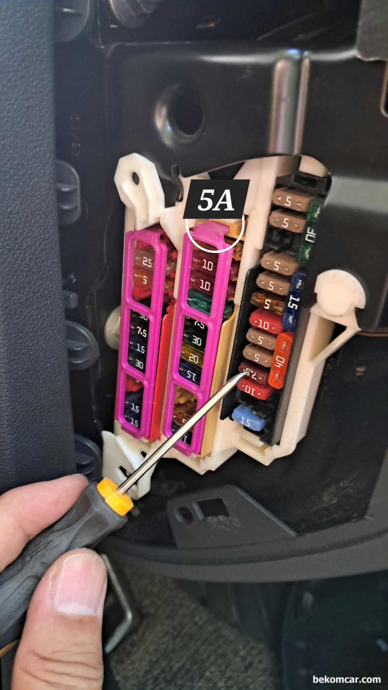 아우디 A7 콰트로 3.0T TFSI, 캔 통신 고장 진단 정에서 배울점, 아우디 A7 콰트로 3.0t TFSI 캔 통신 진단 정비사례, Cluster 모듈등 캔 통신 고장관련된 모듈과 관련된 휴즈쪽 접촉등 상태를 확인하기 시작한다. 그리고 자료에는 없지만 혹시나 모를 캔 통신 모듈의 추방가능성 때문에 시스템 Hard Reset도 한다. 그리고 하나씩 기본 점검을 한다. 이러한 과정후에 본격적인 캔 통신 진단을 하는 절차이다. 일반적인 느낌과는 달리 휴즈가 그냥 힘 없이 쑥 빠진다. 상당히 느슨한 상태이다. 좀 타이트하게 해 준다.|بيكومكار (bekomcar)
