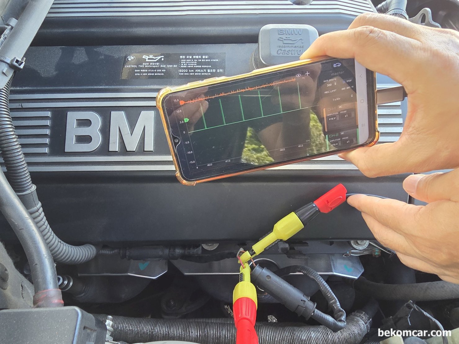 극한의 직업, 정비사 의 하루. BMW E46 325i M54 질소산화물과다 불합격 진단후 느낌, 진단기 점검결과 뱅크1 촉매전 산소센서1 번이 실시간 공연비 조절을 하는것이 아니라, 엔진컴퓨터에 세팅된 기본값 (보통 0.45V정도)를 적용시키고 있다. 산소센서1번은 325°C 그리고 815°C 까지 온도가 되어야 최적인 상태가 된다. 그래서 열선이 사용되는데, 열선고장 이 있어 파형을 측정하여 진단하는 과정이다.|ベコムカー (bekomcar)