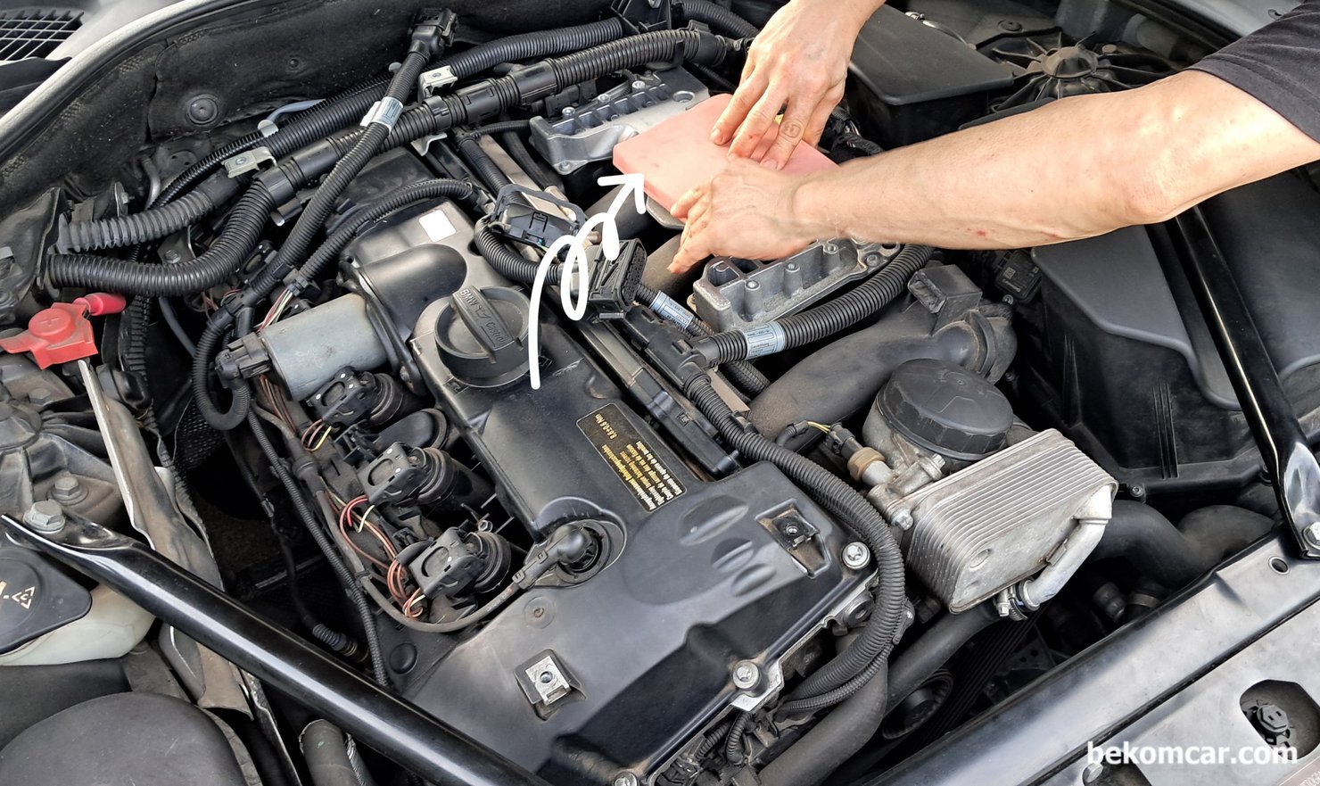 BMW F10 ECU 등 고속 캔 통신 클래스 'D' FlexRay 통신제어 칩, BMW F10 528i DME 수리후 재 장착하고 있다. 오일레벨 세팅불가 등은 F10 528i 에서 흔하게 발생한다.|bekomcar.com