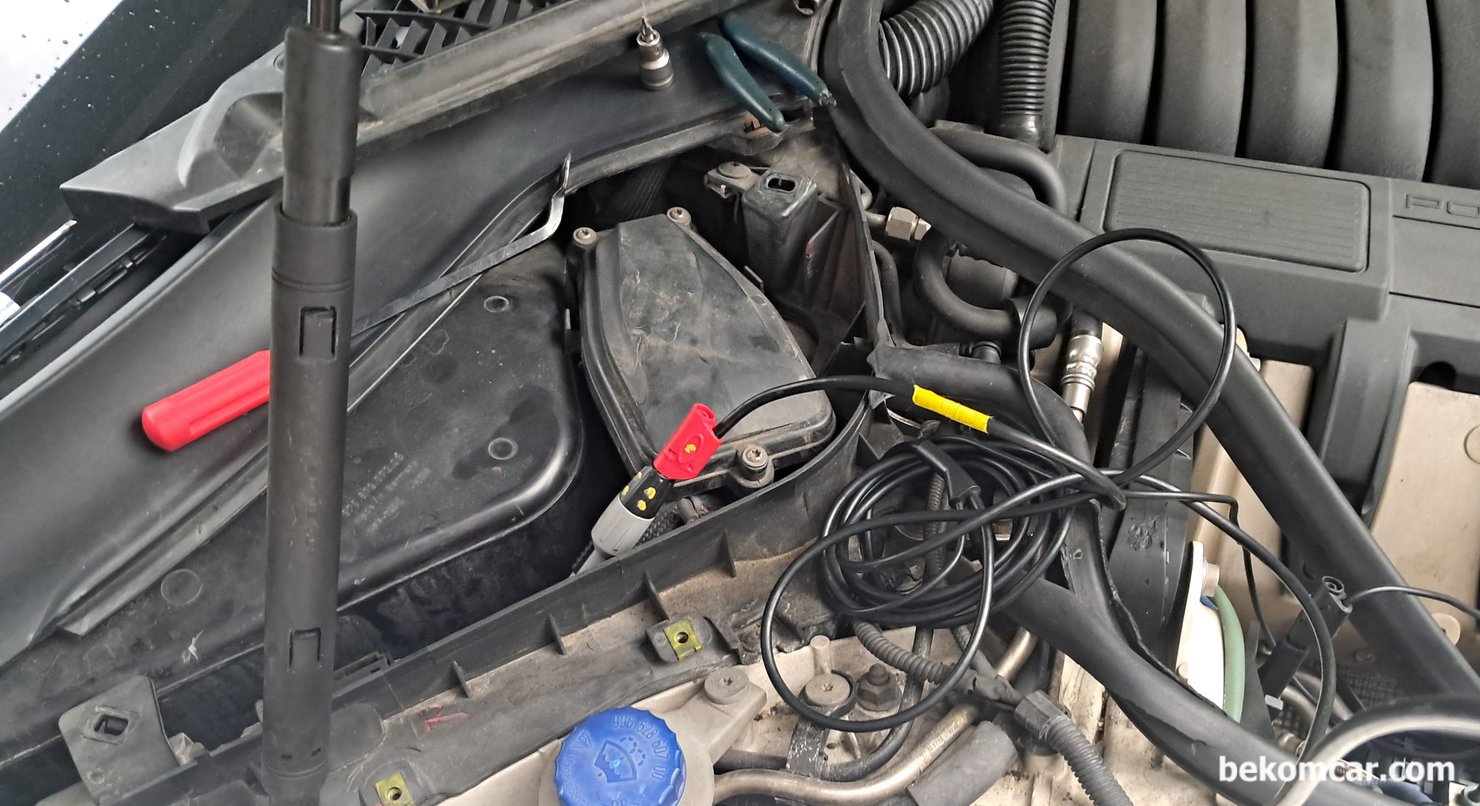 2010 포르쉐 파나메라 4.8L V8 P0016 관련 밸브리프트 파형 측정기록, 포르쉐 파나메라 V8 4.8L 엔진의 경우, DME는 조수석 앞 쪽 엔진룸에 있다. 밸브리프 솔레오이드 위치가 접근이 힘들다. 그래서 DME 에서 밸브리프트 제어선을 찾아서 파형을 측정한다.|베콤카 차량정밀진단