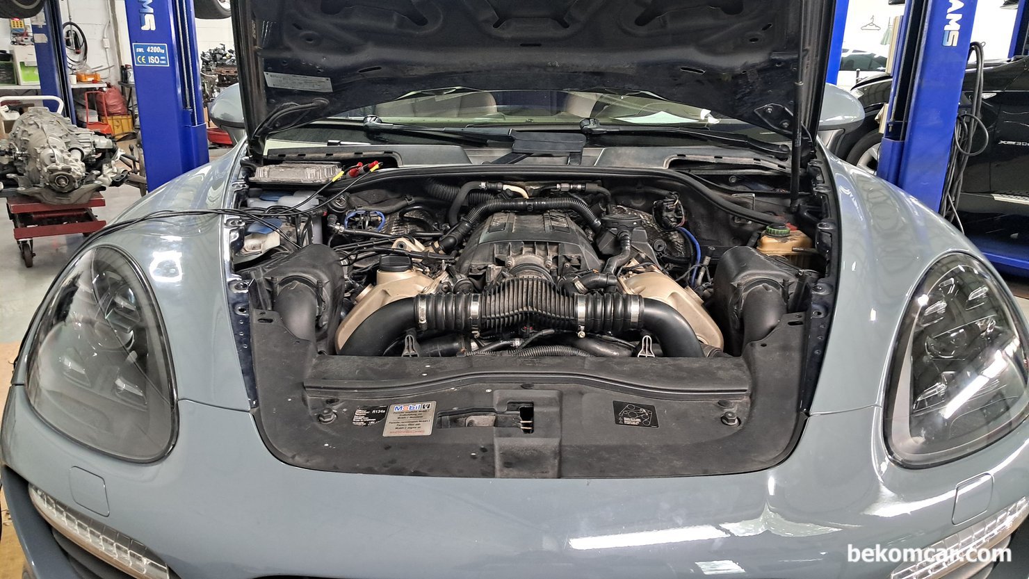 포르쉐 카이엔 92A Valve Lift Adjuster 진단파형 분석기록, P0016 고장코드 완 관련하여, Porsche Cayenne 92A Valve Lift Adjuster 파형 분석기록, 측정 할 준비를 하고있다. 포르쉐 및 수입차 전문가의 도움을 받아서 준비 작업을 차분히 한다. 92A 로 알려진 4.8L V8 터보엔진 에 혼다의 VTEC 과 같은 포르쉐 독자적인 VVT 가변밸브 기술을 탑재하고 있다. DME는 조수석 앞 쪽 엔진룸에 있고 카울커버 탈거하지 않아도 된다.|bekomcar.com