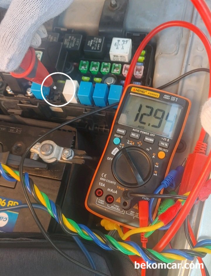 전압강하 (Voltage Drop) 전용 측정프로브 LOADPro, 정밀진단 중요측정 프로브, 실제 엔진룸 휴즈 박스에서 연료펌프 릴레이 회로의 부식, 배선손상, 고 저항, 코넥터, 휴즈 등 전체적인 전압강하 상태를 점검하고 있다. 전원 및 접지 둘 다 상태가 좋게 측정 된다.|베콤카 차량정밀진단