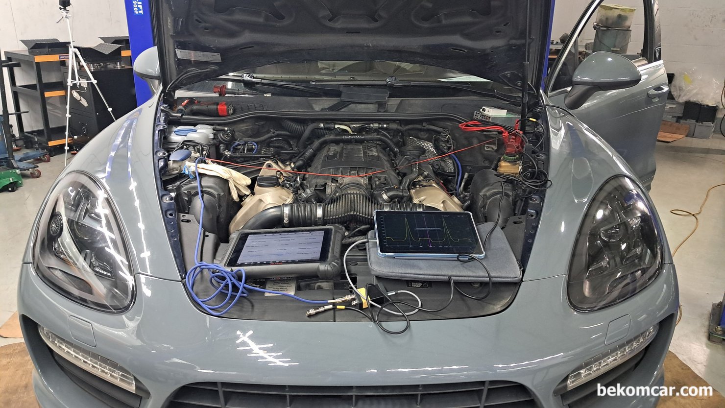 포르쉐 카이엔 V8 4.8L 타이밍 고장 P0016 진단기록, 포르쉐 카이엔 V8 4.8L 타이밍 고장 P0016 진단  결론은 뱅크1 캠페이저 베인모터 고장이다. 실린더, 배기밸브, 흡기밸브 열리고 닫히고 하는 과정중에 공기의 질량/흐름의 변화가 있다. 이러한 공기 질량 변화를 측정하여 엔진의 기계적 고장 진단을 하는 실린더 압력 센서 파형 분석은 포르쉐 뿐아니라 롤스로이스 나 모닝 이나 똑 같이 적용된다.|bekomcar.com