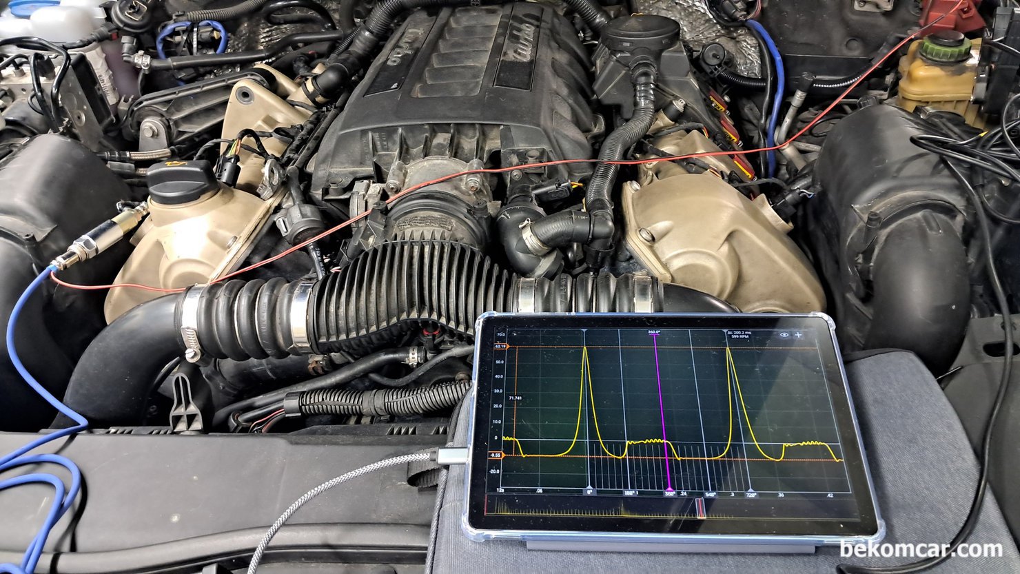 포르쉐 카이엔 P0016 뱅크1 크랭크 캠새프트 타이밍 진단과정, 포르쉐 카이엔 P0016 뱅크1 크랭크 캠새프트 타이밍 진단과정으로 냉간시 타이밍을 측정하면 흡기. 배기 등 모두 약 40~45도 정도 진각 Advanced 로 측정되고 있다. 실린더 압축압력 70PSI정도 매니폴드 압력 -10PSI정도, 모두 정상 범위이다. 그리고 헤드쪽 혹 블럭쪽 어디에서 리크등 흔적은 발견되지 않는다.|베콤카 차량정밀진단