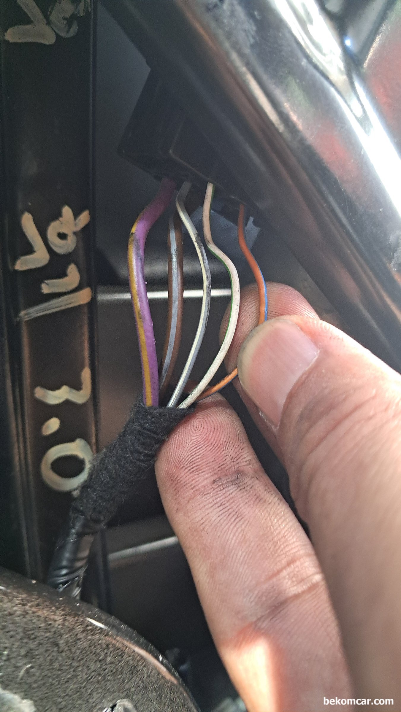 마세라티 기블리 U0202 고장코드 조수석 뒤 창문고장, 파워 윈도우 모터 하네스, 파워 그라운드 2개 와 엔코더 와이어 3개로 되어있다. 차량은 마세라티 기블리 이다.|bekomcar.com