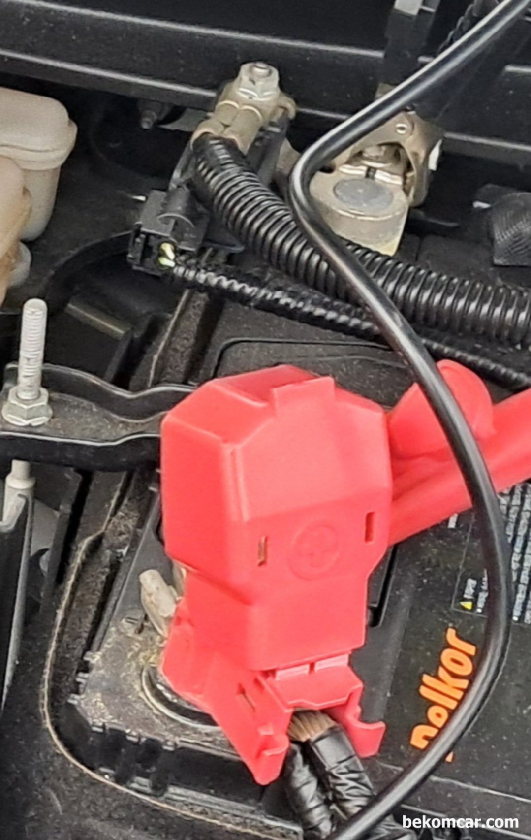 혼다 어코드 시빅 CRV등 IBS 위치 및 구조, Check Charge System 관련, 좀 해갈리는데 2018년 어코드 차량의 배터리 부분이다. 역시 와이어가 2개이다. 하나는 파워라인 그리고 나머지 하나는 LIN BUS 통신 선 이다. Alternator도 린 버스 (LIN BUS) 제어가 되니 진단시 참고한다.|베콤카 차량정밀진단