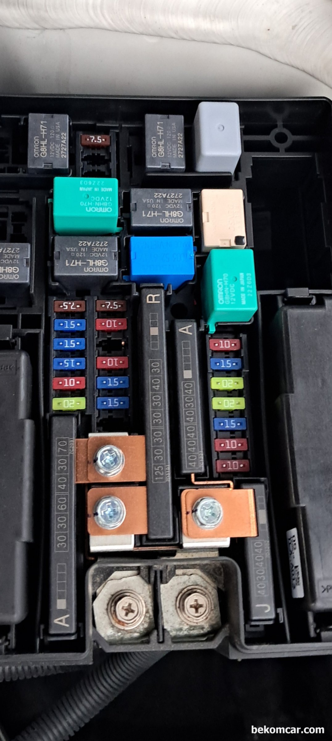 혼다 어코드 시빅 CRV등 IBS 위치 및 구조, Check Charge System 관련, 휴즈박스이다. 혼다 시빅, 어코드, CRV 그리고 옵션별로 차이가 있으니 그냥 참고만 한다.|베콤카 차량정밀진단