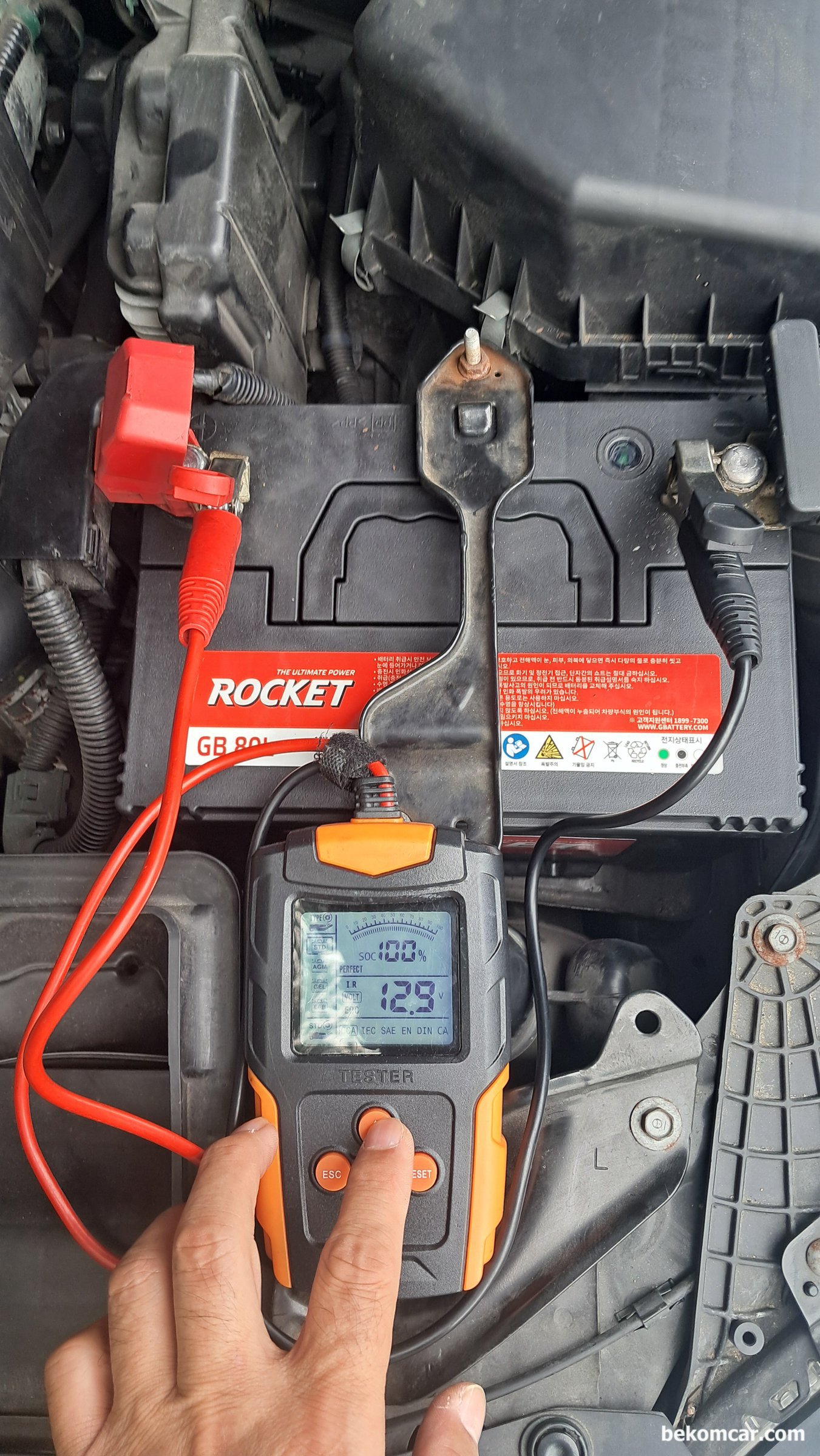 혼다 어코드 'Check Charging System' P16E3 & B1192 고장코드 전압강하 및 기본점검 기록, 혼다 어코드 P16E3 & B1192 고장코드, P16E3 'PGM-FI Battery Sensor LIN Communication Error' 기본 점검으로 배터리  SOC (State of Charge) 측정이다. 100%에 12.9V로 측정 된다. 이 방법이 100%는 아니어도 그래도 어느 정도 신뢰도는 있다.|베콤카 차량정밀진단