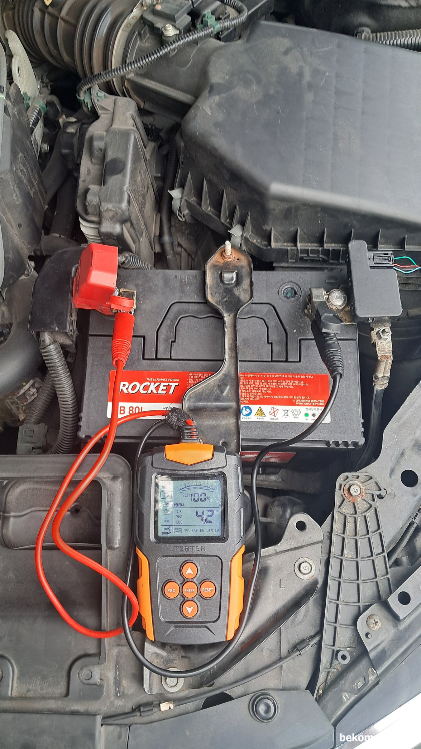 혼다 어코드 'Check Charging System' P16E3 & B1192 고장코드 전압강하 및 기본점검 기록, 혼다 어코드 P16E3 & B1192 고장코드, P16E3 'PGM-FI Battery Sensor LIN Communication Error' 기본 점검으로 배터리  SOH (State of Health) 측정값이 100%에 4.2mOhm으로 정상으로 측정된다.|베콤카 차량정밀진단