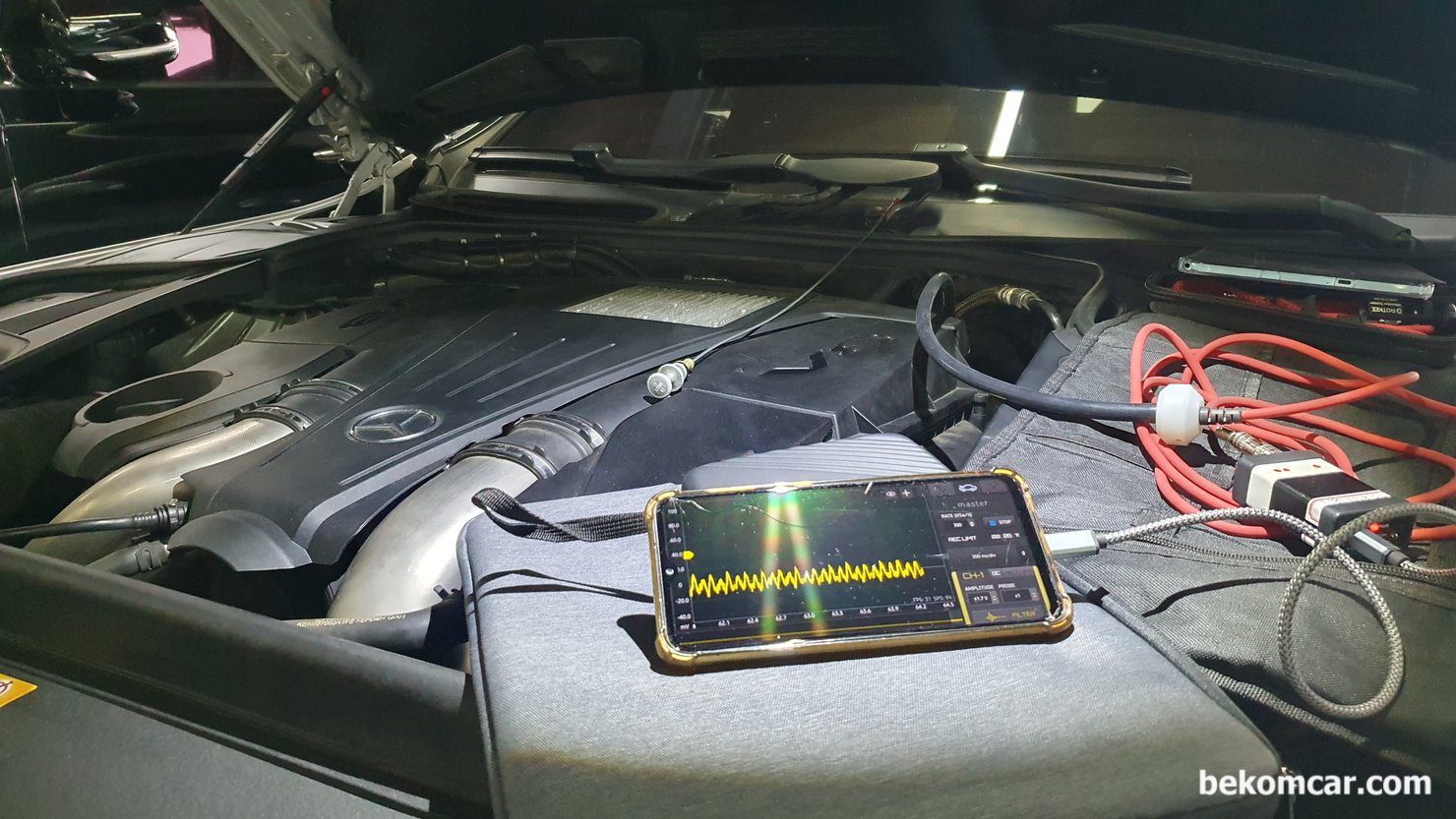 벤츠 W222 S500 중고차 구매전 점검, 크랭크케이스 블로우바이 파형기록, 벤츠 W222 S500 중고차 구매전 점검, 크랭크케이스 블로우바이 파형기록 이다. 보통 정상적인 파형과는 거리가 멀다. S500 W222 경우 엔진룸에 엔진오일 딥 스틱이 있다. 딥 스틱을 통하여 크랭크케이스 압력을 측정하는것이다.  균등하게 나오지 않고 스파이크가 있고 특히 압축 행정에 나타나면 95%이상 피스톤 링 손상으로 진단한다.|베콤카 차량정밀진단