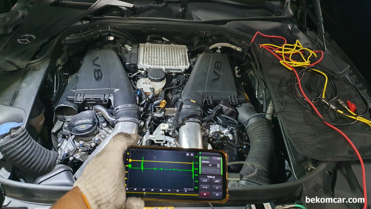 서서울모터리움 벤츠 S500 W222 중고차 구매점검 기록, 벤츠 W222 S500 중고차 구매점검 매매단지는 강서구에 있는 서서울모터리움 이다. 크랭크케이스 압력을 딥 스틱 에서 펄스센서 를 이용하여 측정해 본다. 실린더 스크래치 등이 있는 경우 파형에서 해당 실린더 상사점으로 올라 갈때 써지 파형이 측정된다.|베콤카 차량정밀진단