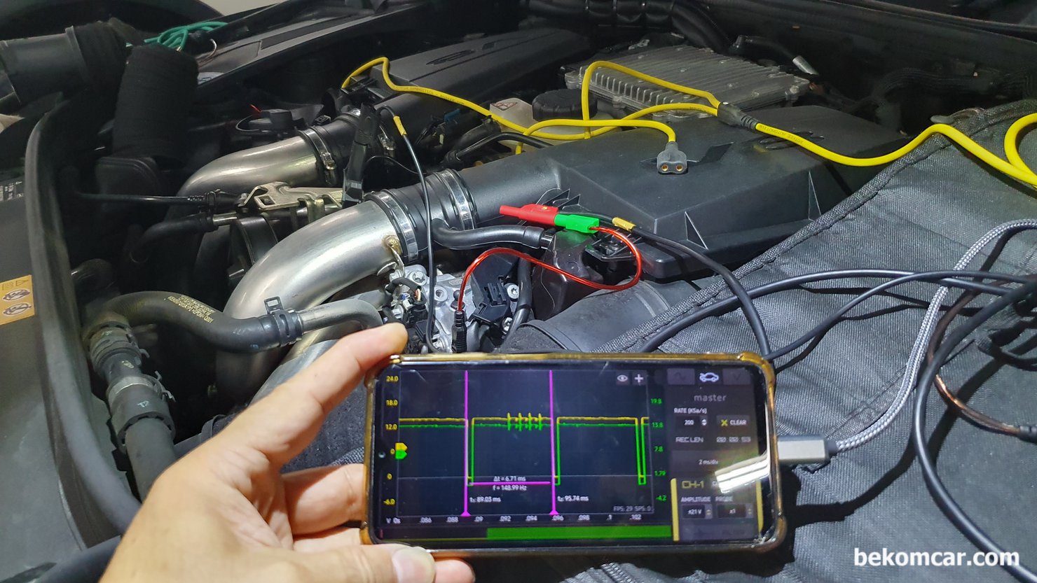 벤츠 W222 S500 중고차구입 점검 기록, 서서울모터리움 중고차매매단지 출장, 2016년 벤츠 W222 S500 M278 929 엔진 V8 중고차 출장진단 이다. 오실로스코프 를 이용하여 뱅크1 & 뱅크2의 흡기캠새프트 및 배기캠새프트 타이밍 그리고 엔진기계적 고장여부를 진단한다. 다행이 엔진 기계적 상태는 좋게 판단된다.|bekomcar.com