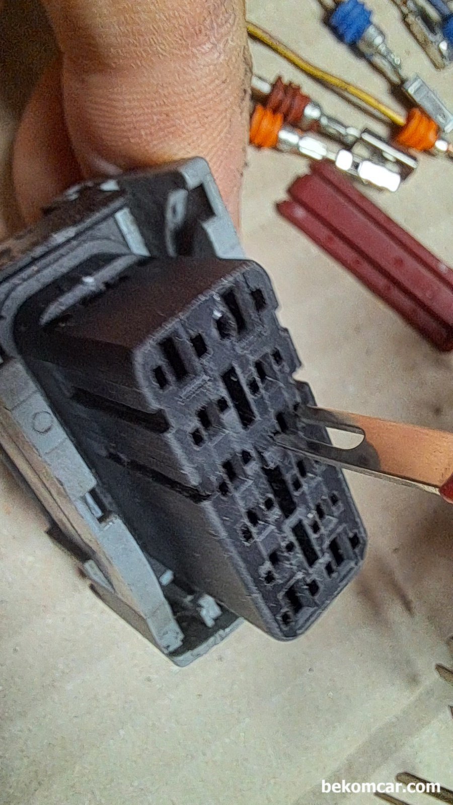 ECM 핀 배선 탈거 삽입 작업시 참고사항, 포드 익스, ECM 핀 배선 작업시 참고 사항이다. 핀 제거 공구를 잘 선택 하는것이 가장 중요하다. ECM의 경우 대부분 2군데 화살처럼 된 핀 고정 부분을 동시에 눌러줄 수 있는 공구를 사용하면 쉽게 핀 탈거가 가능하다.|bekomcar.com