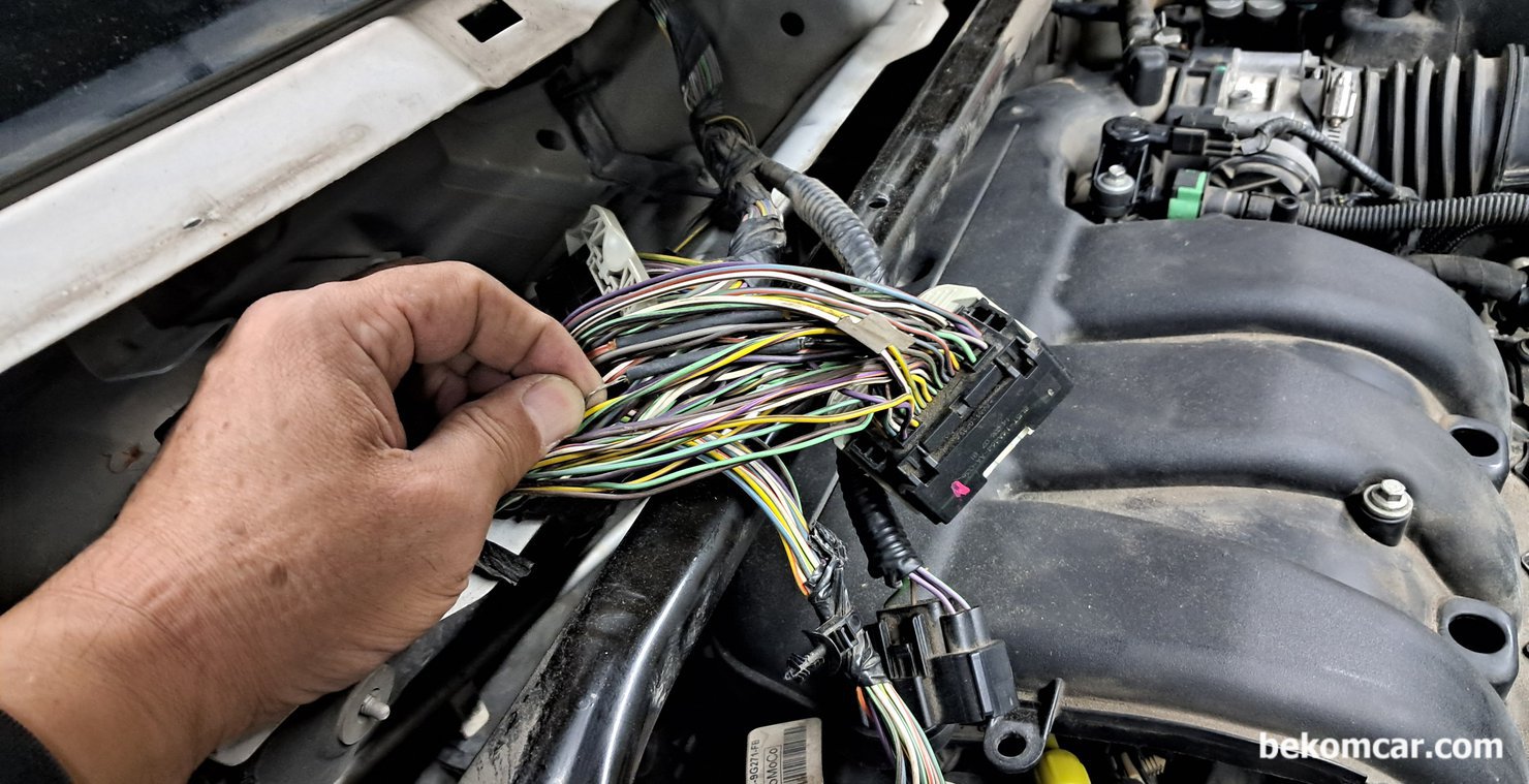 ECM 핀 배선 탈거 삽입 작업시 참고사항, 포드 익스, ECM 핀 배선 작업시 참고 사항이다. 핀 제거 공구를 잘 선택 하는것이 가장 중요하다. 엔진컴퓨터 배선 작업차량은 포드 익스플로러 이다. ECM 고장으로 인한 심한 부조가 있는 상태이다.|bekomcar.com